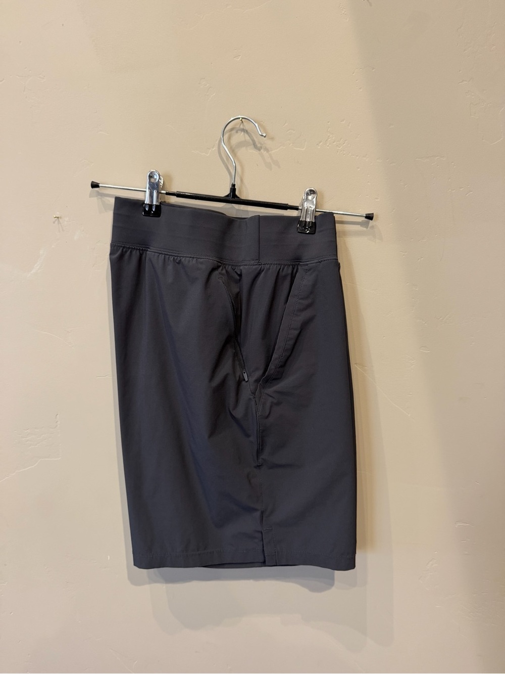 ALO Yoga Men's Athletic Shorts — Charcoal Black